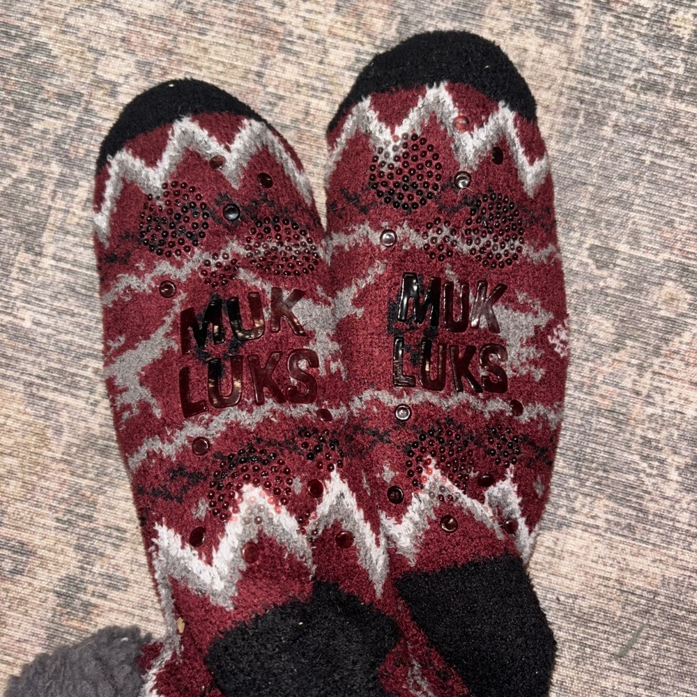 NWOT Cozy Gray and Red Patterned Men's Slipper Socks - Picture 2 of 2
